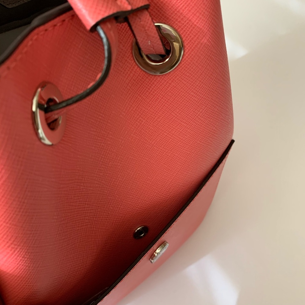 MICHAEL KORS GREENWICH Coral Medium Leather Bucket - Picture 9 of 11